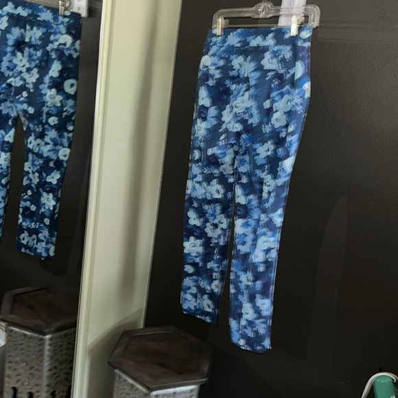 1 hour sale. J Crew. Remi pant in watercolor begonias print BLUE MEADOW, size 6 - Picture 8 of 9